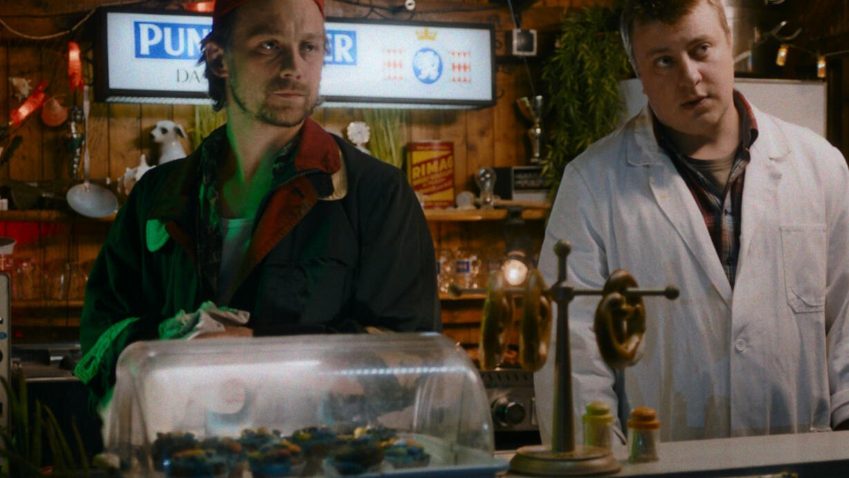 Richard und ein Freund am Würstelstand – Filmstill aus Cornetto im Gras.