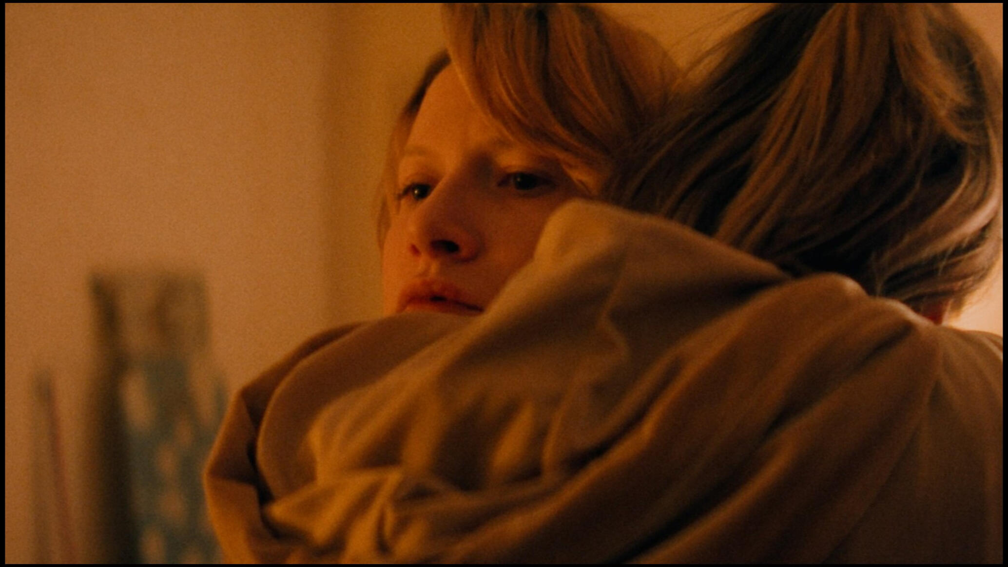 Anna in einer Umarmung – Filmstill aus Frutti di Mare.