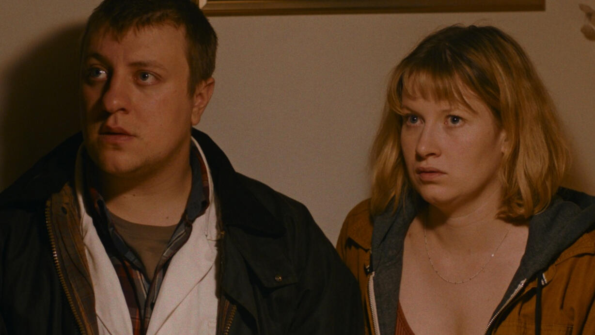 Thomas und Marlene stehen nebeneinander – Filmstill aus Cornetto im Gras.