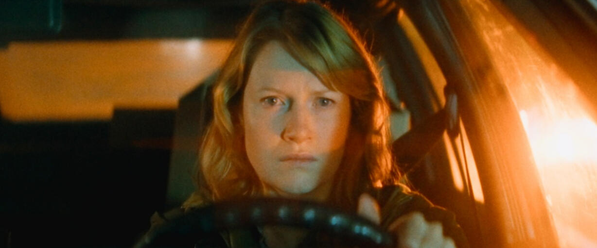Frutti di Mare Anna bei Nacht im Auto – Filmstill aus Frutti di Mare.